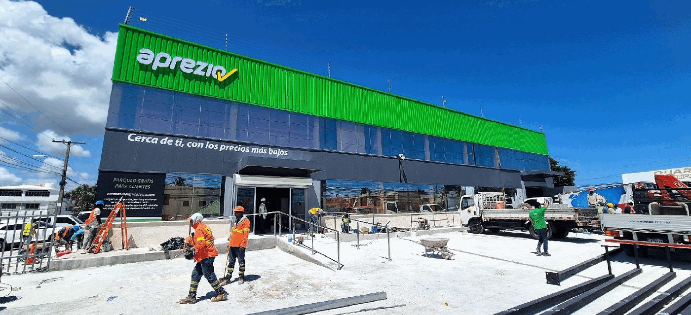 Fachada del Supermercado Aprezio en construcción en Friusa, Bávaro