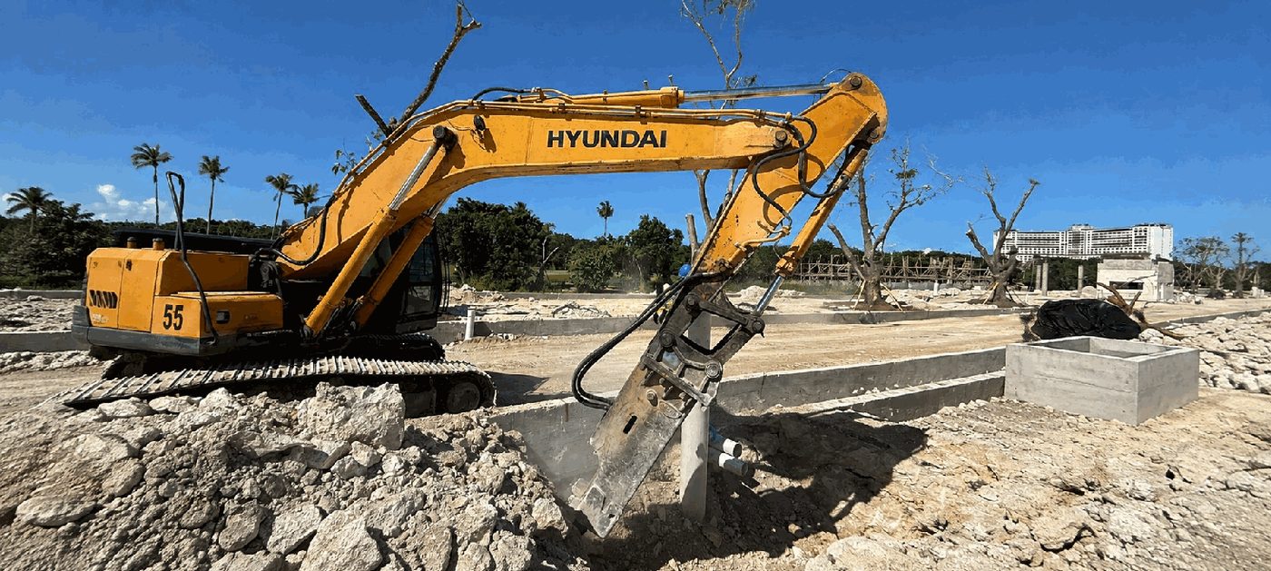 Excavadora en obra civil de redes en Moon Palace Spa & Resort