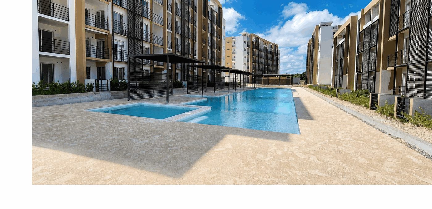 Piscina de gran volumen entre edificios residenciales en Canas del Este, Bávaro